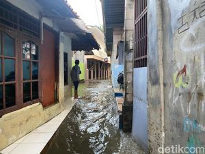 Tanggul Baswedan Jebol, 10 RT di Jati Padang Terendam Banjir-2 Rumah Rusak Tanggul Baswedan Jebol, 10 RT di Jati Padang Terendam Banjir-2 Rumah Rusak