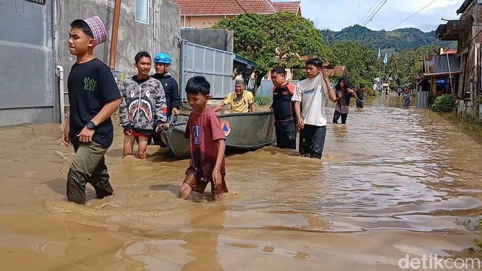 Banjir merendam perumahan di Kelurahan Mamunyu, Kecamatan Mamuju, Kabupaten Mamuju.