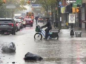 Banjir Landa Kota New York Usai Hujan Lebat, 2 Orang Tewas Banjir Landa Kota New York Usai Hujan Lebat, 2 Orang Tewas