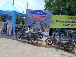 Bengkel Polrestabes Semarang Bantu Kendaraan Mogok gegara Banjir di Genuk