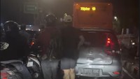 Ketika Artis Kena Macet Parah Semalam: Nagita Jalan Kaki-Billy Turun dari Mobil Ketika Artis Kena Macet Parah Semalam: Nagita Jalan Kaki-Billy Turun dari Mobil