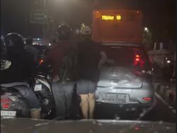 Ketika Artis Kena Macet Parah Semalam: Nagita Jalan Kaki-Billy Turun dari Mobil