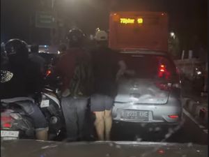 Ketika Artis Kena Macet Parah Semalam: Nagita Jalan Kaki-Billy Turun dari Mobil Ketika Artis Kena Macet Parah Semalam: Nagita Jalan Kaki-Billy Turun dari Mobil