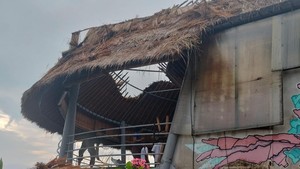 Restoran Bloo Lagoon Padangbai Terbakar Setelah Disambar Petir
