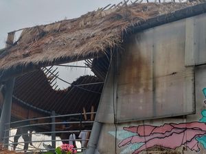 Restoran Bloo Lagoon Padangbai Terbakar Setelah Disambar Petir Restoran Bloo Lagoon Padangbai Terbakar Setelah Disambar Petir