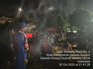 Ditpolairud Polda Metro Bantu Warga Kebanjiran di Kebon Pala-Mampang Prapatan