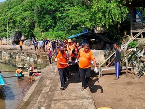 Nelayan Korban Perahu Terbalik di Pantai Nglolang Ditemukan Tewas Nelayan Korban Perahu Terbalik di Pantai Nglolang Ditemukan Tewas