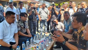 Gubsu Bobby Temui Guru Honorer yang Saling Lapor Polisi dengan Ortu Siswa