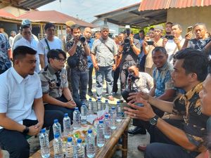 Gubsu Bobby Temui Guru Honorer yang Saling Lapor Polisi dengan Ortu Siswa Gubsu Bobby Temui Guru Honorer yang Saling Lapor Polisi dengan Ortu Siswa