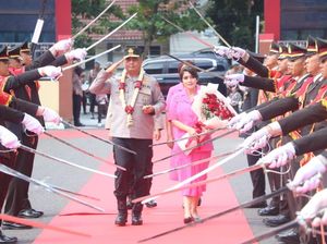 Pedang Pora Sambut Irjen Viktor T Sihombing di Mapolda Babel Pedang Pora Sambut Irjen Viktor T Sihombing di Mapolda Babel