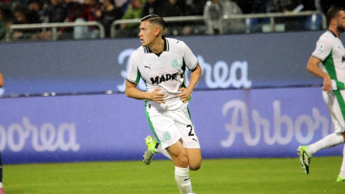 Jay Idzes di laga Cagliari vs Sassuolo. (Foto: Getty Images/Enrico Locci)