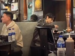 Ketika Jungkook BTS Santuy Makan Sendiri Tanpa Pengawalan Ketat Ketika Jungkook BTS Santuy Makan Sendiri Tanpa Pengawalan Ketat