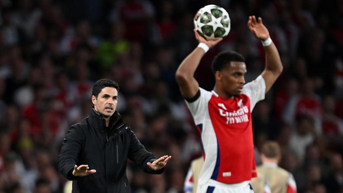 Jurrien Timber LONDON, ENGLAND - APRIL 29: Mikel Arteta, Manager of Arsenal, gestures as Jurrien Timber of Arsenal (obscured) prepares to take a throw-in during the UEFA Champions League 2024/25 Semi Final First Leg match between Arsenal FC and Paris Saint-Germain at Emirates Stadium on April 29, 2025 in London, England. (Photo by Stuart MacFarlane/Arsenal FC via Getty Images)