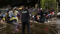 Jalan Tendean Macet Imbas Banjir, Kapolsek Mampang Turun Atur Lalin Jalan Tendean Macet Imbas Banjir, Kapolsek Mampang Turun Atur Lalin