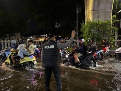 Jalan Tendean Macet Imbas Banjir, Kapolsek Mampang Turun Atur Lalin