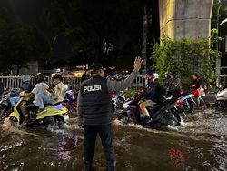 Jalan Tendean Macet Imbas Banjir, Kapolsek Mampang Turun Atur Lalin Jalan Tendean Macet Imbas Banjir, Kapolsek Mampang Turun Atur Lalin