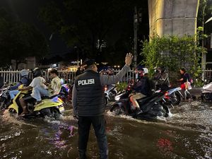 Jalan Tendean Macet Imbas Banjir, Kapolsek Mampang Turun Atur Lalin Jalan Tendean Macet Imbas Banjir, Kapolsek Mampang Turun Atur Lalin