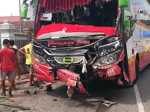 2 Pemotor Tewas Tertabrak Bus di Tulungagung