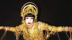 Lisa BLACKPINK Rayakan Halloween Jadi Penari Emas, Sukses Bikin Pangling