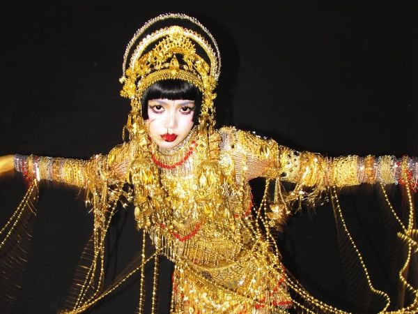 Lisa BLACKPINK Rayakan Halloween Jadi Penari Emas, Sukses Bikin Pangling