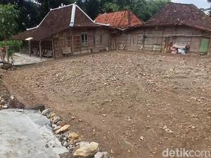 Heboh Pria Sragen Hancurkan Rumah Pakai Backhoe Usai Tuding Istri Selingkuh Heboh Pria Sragen Hancurkan Rumah Pakai Backhoe Usai Tuding Istri Selingkuh