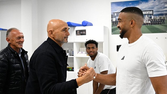 Luciano Spalletti TURIN, ITALY - OCTOBER 30: Juventus New Head Coach Luciano Spalletti with Gleison Bremer upon his arrival at JTC (Juventus Training Center) on October 30, 2025 in Turin, Italy.  (Photo by Daniele Badolato - Juventus FC/Juventus FC via Getty Images)