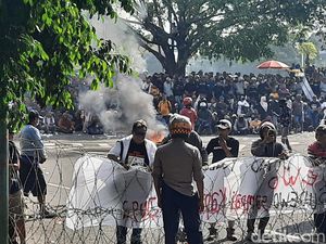 Kawal Paripurna Pemakzulan, Massa AMPB Bakar Ban Depan Kantor Bupati Pati Kawal Paripurna Pemakzulan, Massa AMPB Bakar Ban Depan Kantor Bupati Pati