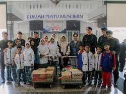 HUT ke-80, Brimob Polda Metro Bagikan Sembako ke Panti Asuhan di Jakpus HUT ke-80, Brimob Polda Metro Bagikan Sembako ke Panti Asuhan di Jakpus