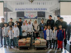 HUT ke-80, Brimob Polda Metro Bagikan Sembako ke Panti Asuhan di Jakpus HUT ke-80, Brimob Polda Metro Bagikan Sembako ke Panti Asuhan di Jakpus