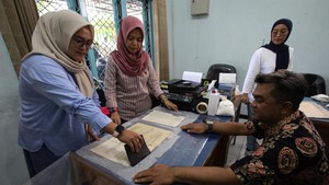 Merawat Arsip Tua Lewat Digitalisasi Merawat Arsip Tua Lewat Digitalisasi