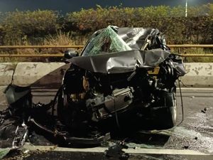 Mobil Ringsek Usai Tabrak Pembatas Jalan di Jakbar, Korban Dibawa ke RS Mobil Ringsek Usai Tabrak Pembatas Jalan di Jakbar, Korban Dibawa ke RS