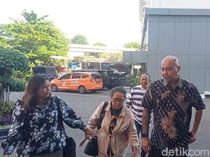 Video Keluarga Sambangi Polres Jakbar Seusai Onad Ditangkap Video Keluarga Sambangi Polres Jakbar Seusai Onad Ditangkap