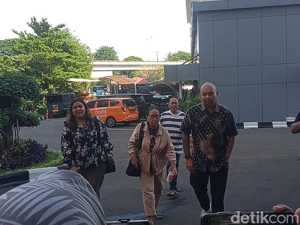 Ibunda dan Kakak Didampingi Pendeta, Jenguk Onadio Leonardo di Polres Jakbar Ibunda dan Kakak Didampingi Pendeta, Jenguk Onadio Leonardo di Polres Jakbar