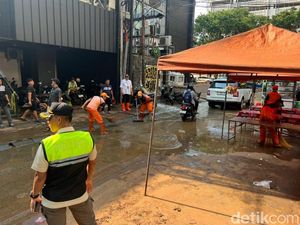 Pasukan Oranye Bereskan Sampah dan Lumpur Sisa Banjir di Kemang Jaksel Pasukan Oranye Bereskan Sampah dan Lumpur Sisa Banjir di Kemang Jaksel