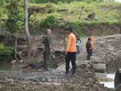 Siswa Pinrang Batal Sekolah Usai Jembatan Putus, Pemkab Bangun Akses Darurat