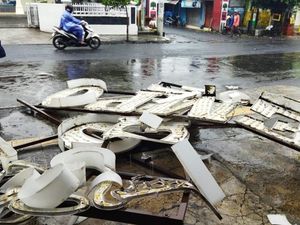 Papan Nama Resto di Taman Siswa Roboh Akibat Hujan Angin, Timpa 2 Jukir