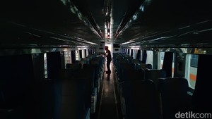 Potret Rangkaian KA Bersolek di Depo Purwokerto Jelang Nataru