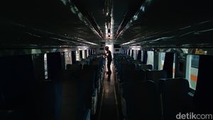 Potret Rangkaian KA Bersolek di Depo Purwokerto Jelang Nataru