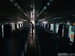 Potret Rangkaian KA Bersolek di Depo Purwokerto Jelang Nataru