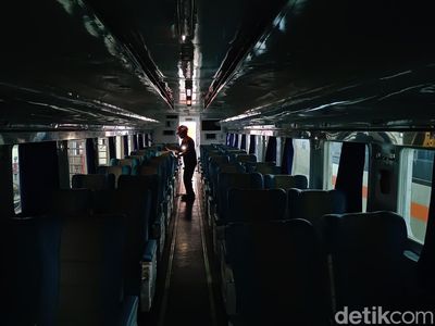 Potret Rangkaian KA Bersolek di Depo Purwokerto Jelang Nataru