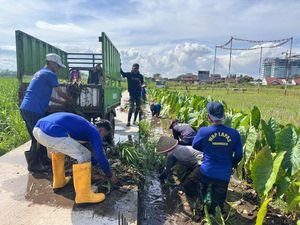 Petugas-Warga Binaan Lapas Purwokerto Kerja Bakti-Salurkan Bansos di Pamijen