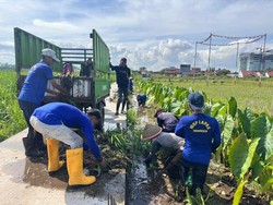 Petugas-Warga Binaan Lapas Purwokerto Kerja Bakti-Salurkan Bansos di Pamijen Petugas-Warga Binaan Lapas Purwokerto Kerja Bakti-Salurkan Bansos di Pamijen