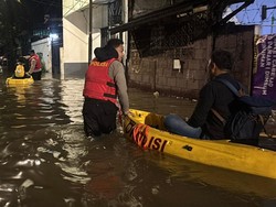 Pela Mampang Banjir 1 Meter Semalam, Polisi Antar Warga Pulang Pakai Perahu