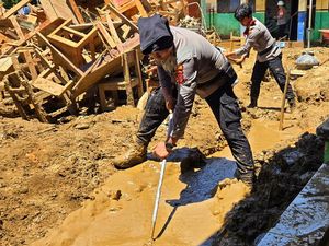 Imbauan Polisi ke Warga Cisolok yang Kehilangan Dokumen gegara Bencana