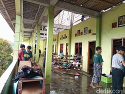 Angin Kencang Landa Magelang, Atap Ponpes di Salaman Berhamburan