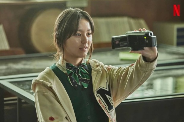 Potret Park Ji Hu dalam drama 'All Of Us Are Dead'/ Foto: instagram.com/netflixkr Park Ji Hu mulai dikenal secara luas oleh publik melalui perannya sebagai Nam On Jo di drama All Of Us Are Dead. Nam On Jo merupakan siswi yang terjebak serangan zombie di sekolah.
