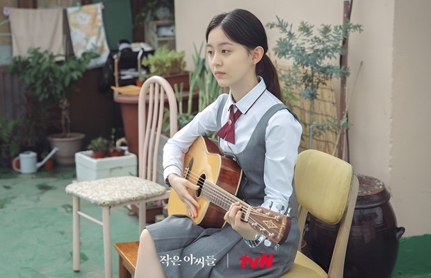 Potret Park Ji Hu dalam drama 'Little Woman'/ Foto: soompi.com Park Ji Hu memerankan Oh In Hye dalam drama Little Woman. Karakternya tersebut merupakan siswi dari keluarga biasa yang menempuh pendidikan di sekolah elit.