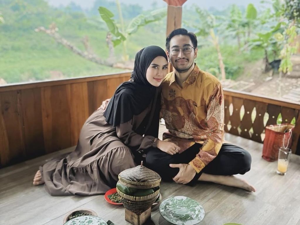 Potret Syahnaz Sadiqah Doyan Makan Sate Maranggi hingga Batagor Potret Syahnaz Sadiqah Doyan Makan Sate Maranggi hingga Batagor