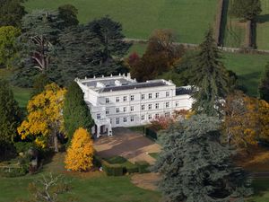 Rumah Mewah yang Ditinggalkan Pangeran Andrew, Sewanya Rp 21 M untuk 75 Tahun!