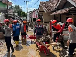 Brimob Polda Jabar Bantu Evakuasi dan Pemulihan Dampak Banjir Sukabumi